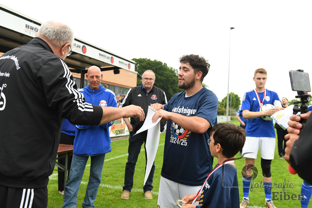1. FC Nordenham-SV GOTANO | Kreispokal Finale Jade-Weser-Hunte 1. Mannschaften; 1.FC Nordenham (weiß)-SV GOTANO (blau) am 15.06.2025 in Rastede (Sportanlage Köttersweg), Photo: Philip Eiben 2025 - Realisiert mit Pictrs.com