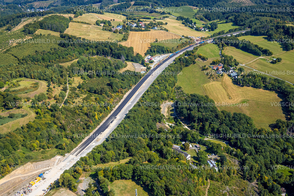 Luedenscheid250814247 | Luftbild, Baustelle an der Autobahn A45 mit neuem Straßenbelag, hinten Baustelle am Autobahnrastplatz Hunscheid, Gevelndorf, Lüdenscheid, Sauerland, Nordrhein-Westfalen, Deutschland