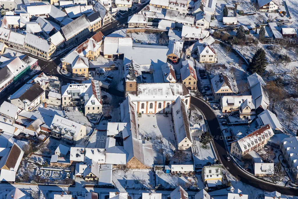 Luftbild: Winterluftbild im Schnee des Kloster Klingenmünster in Klingenmünster im Bundesland Rheinland-Pfalz in Deutschland. Foto: IMG_124426.jpg vom 11.02.2021 durch Werner Riehm/FLY-FOTO.de