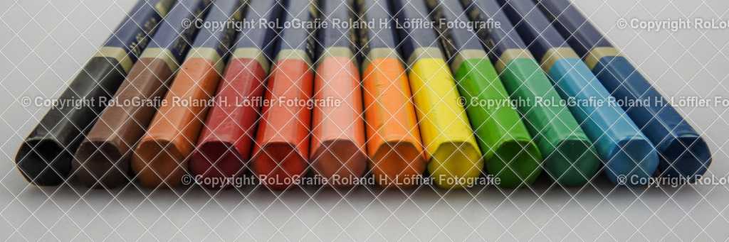20241103-21 | Buntstifte in einer Reihe, im Paket, einzeln bunt und farbig - Realisiert mit Pictrs.com