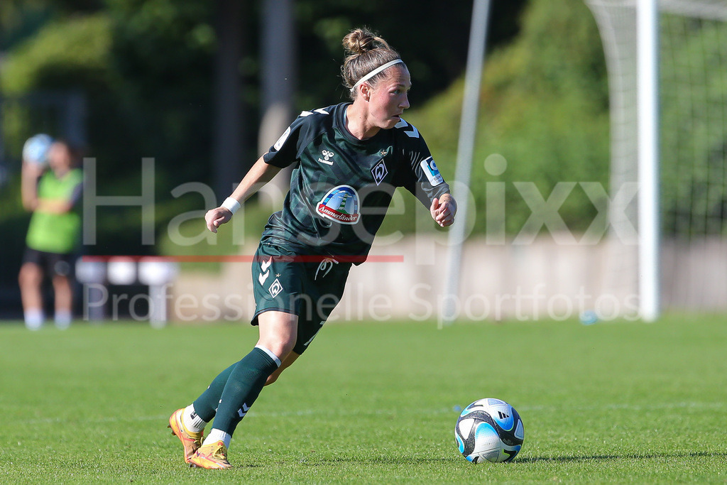 Fussball, DFB-Pokal Frauen, Borussia Mönchengladbach - SV Werder Bremen | v.li.: Lisa Josten (SV Werder Bremen, 7) Freisteller, Einzelbild, Ganzkörper, Aktion, Action, Spielszene, DIE DFB-RICHTLINIEN UNTERSAGEN JEGLICHE NUTZUNG VON FOTOS ALS SEQUENZBILDER UND/ODER VIDEOÄHNLICHE FOTOSTRECKEN. DFB REGULATIONS PROHIBIT ANY USE OF PHOTOGRAPHS AS IMAGE SEQUENCES AND/OR QUASI-VIDEO.