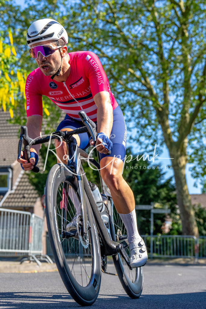 Spurt in den Mai 2026 - Großer Preis der Sparkasse Neuss | Annual one-day road cycling race "Großer Preis der Sparkasse Neuss" held in Büttgen, Germany, organized by VfR Büttgen 1912 e.V. The event features multiple races across all age categories from U11 youth to Elite men. - Realisiert mit Pictrs.com