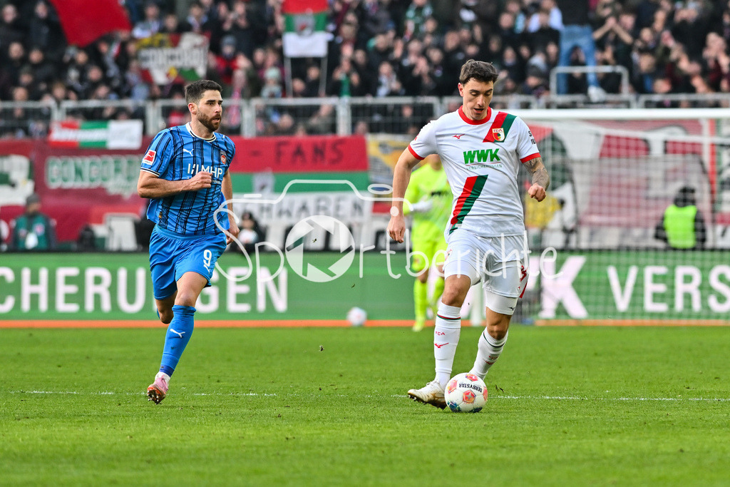 FC Augsburg - 1. FC Heidenheim | AUGSBURG, GERMANY - 15. FEBRUARY: im Duell Stefan SCHIMMER (1. FC Heidenheim 9) und Cedric ZESIGER (FC Augsburg 16) während dem Bundesligamatch zwischen dem FC Augsburg und dem 1. FC Heidenheim am 22. Spieltag in der WWK-Arena / DFL REGULATIONS PROHIBIT ANY USE OF PHOTOGRAPHS AS IMAGE SEQUENCES AND/OR QUASI-VIDEO