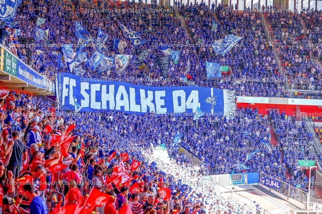 F9510052501014 | 10.05.2025, Fußball, Fortuna Düsseldorf - FC Schalke 04, 2. Fußball Bundesliga, Merkur Spiel-Arena, Saison 2024 2025: Choreografie Choreo vor dem Siel Tribüne Fans Schalke04 Banner SchriftzugDFB regulations prohibit any use of photographs as image sequences and or quasi-video.