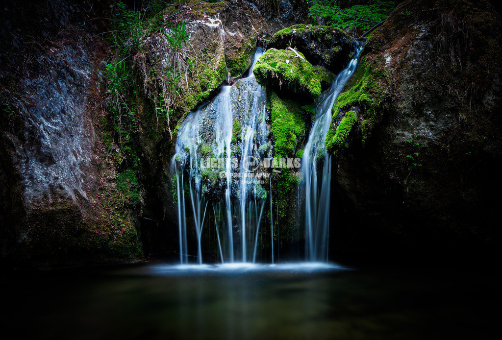 Stopping the time | Timeless image of a waterfall running down green moss. - Realisiert mit Pictrs.com
