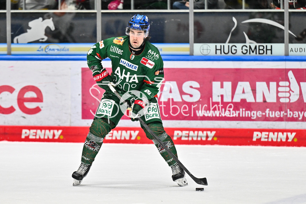 Augsburger Panther - Grizzlys Wolfsburg | AUGSBURG, GERMANY - 15. MARCH: am Puck David FARRANCE (Augsburger Panther 4) / Einzelfoto / Freisteller während dem Match zwischen den Augsburger Panthern und den Grizzlys Wolfsburg am 52. Spieltag der Penny DEL im Curt Frenzel Stadion