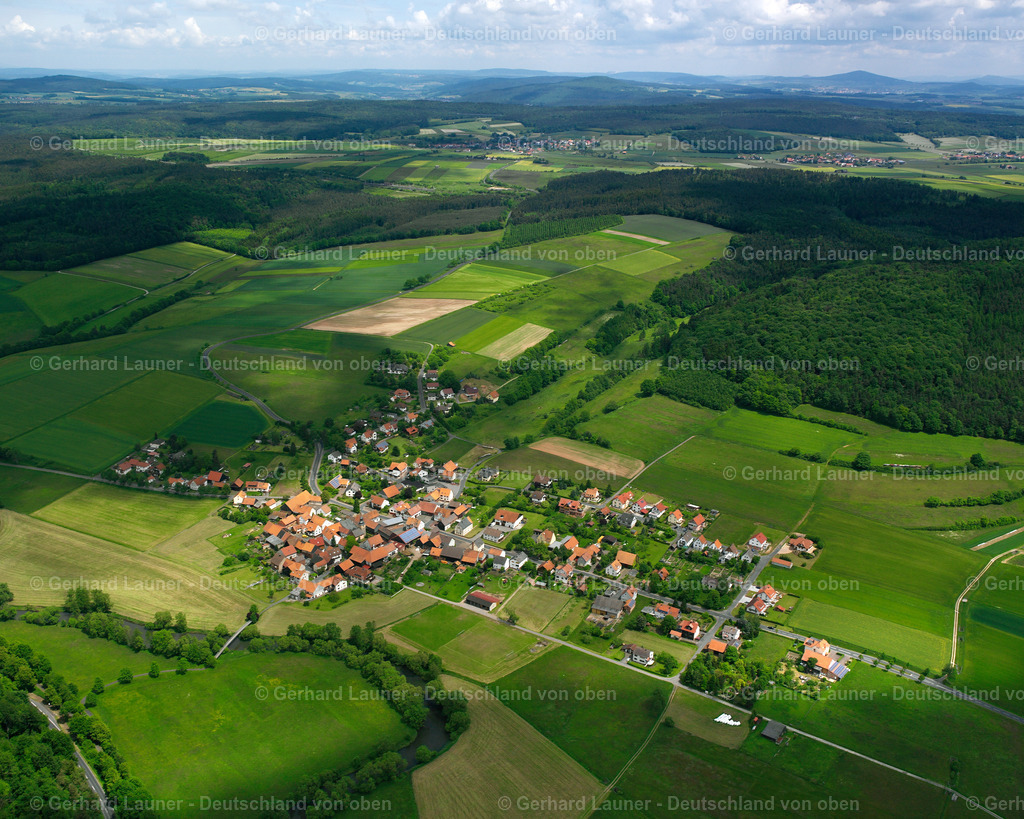 2615599 | SANDLOFS 09.06.2006 Ortsansicht am Rande von landwirtschaftlichen Feldern und Nutzflächen  in Sandlofs im Bundesland Hessen, Deutschland // Village view on the edge of agricultural fields and land  in Sandlofs in the state Hesse, Germany Foto: Gerhard Launer