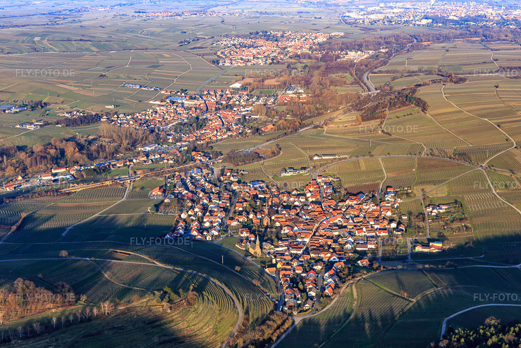 Luftbild: Weinort zu Füßen des Kastanienbusch / Keschdebusch aus Westen in Birkweiler im Bundesland Rheinland-Pfalz in Deutschland. Foto: IMG_105124.jpg vom 24.03.2018 durch Werner Riehm/FLY-FOTO.de