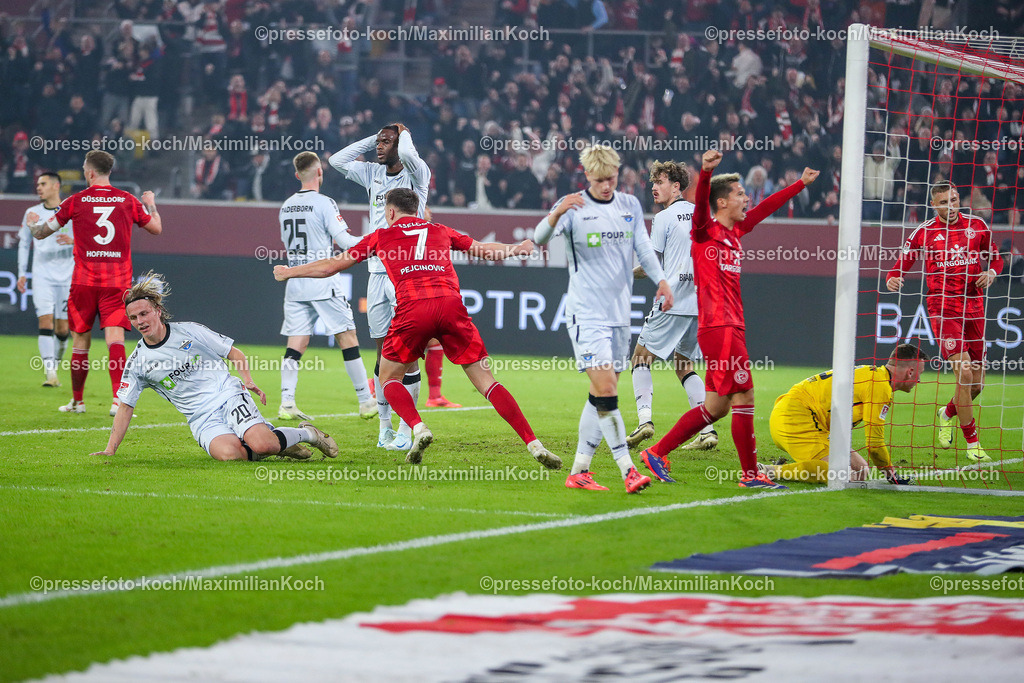 Due09112401077 | 09.11.2024, Fußball, Fortuna Düsseldorf - SC Paderborn 07, 2. Bundesliga, Merkur Spiel-Arena, Saison 2024 2025: Torjubel nach dem 1:0 für Düsseldorf nach EIgentor von Felix Götze (Paderborn #20). Enttäuschte gesichter bei PaderbornDFB regulations prohibit any use of photographs as image sequences and or quasi-video.