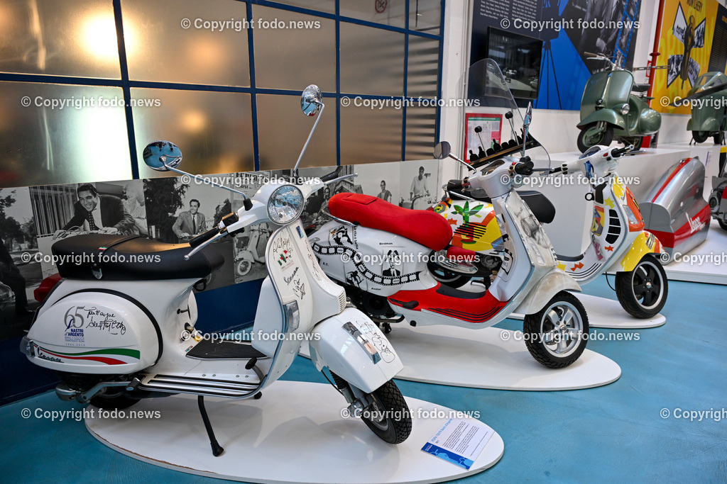 Italien_ Toskana_ Provinz Pisa_ Pontedera_ Vespa_ 29.05.2024-22 | 29.05.2024, Italien, ITA, Toskana, Pontedera im Bild Piaggio, Vespa, Museum

Piaggio ist ein italienischer Fahrzeughersteller mit Sitz in Pontedera. Das Unternehmen produziert verschiedene Mofas und Motorroller, unter anderem die Vespa, das Lastendreirad Ape sowie den Kleintransporter Porter. Zum Konzern gehören auch die Motorradmarken Aprilia, Derbi, Gilera, Laverda und Moto Guzzi. 
Quelle: Wikipedia