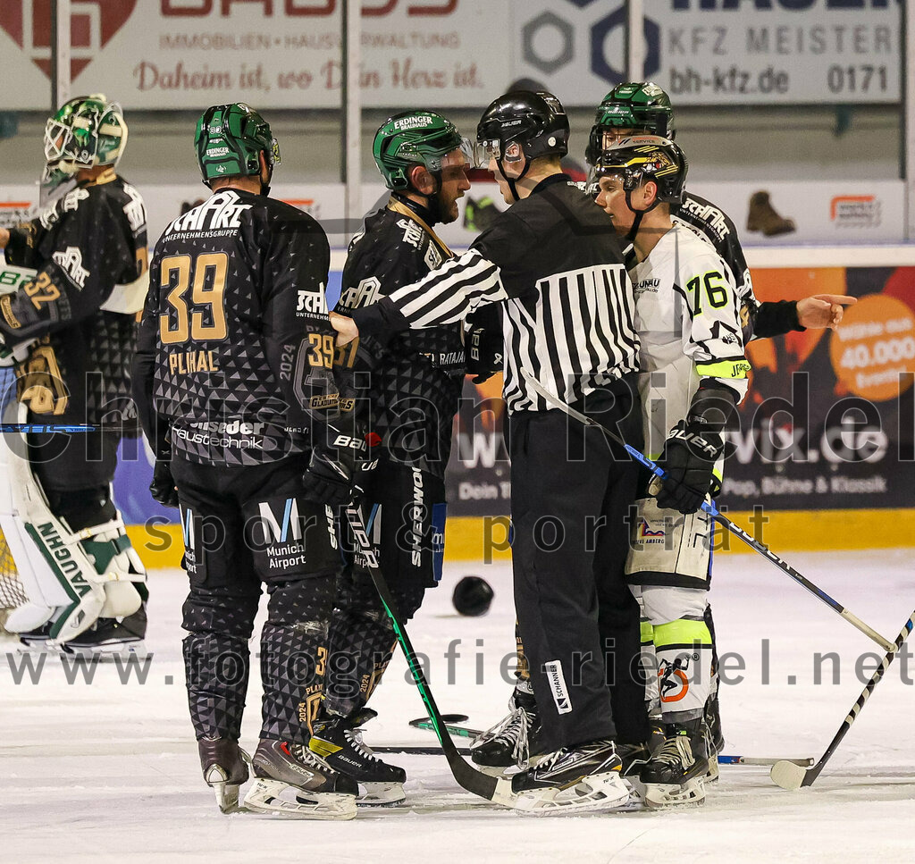 2024-03-01_069_TSV_Erding_gegen_ERSC_Amberg | Erding, Deutschland, 01.03.2024:
Eishockey, Bayernliga Playoffs 2023 / 2024, 5. Spieltag, TSV Erding gegen ERSC Amberg, Endergebnis: 9:0

Thomas Plihal (Erding Gladiators, #39), Maximilian Forster (Erding Gladiators, #81), Felix Feder (ERSC Amberg, #76)

Foto: Christian Riedel / fotografie-riedel.net
