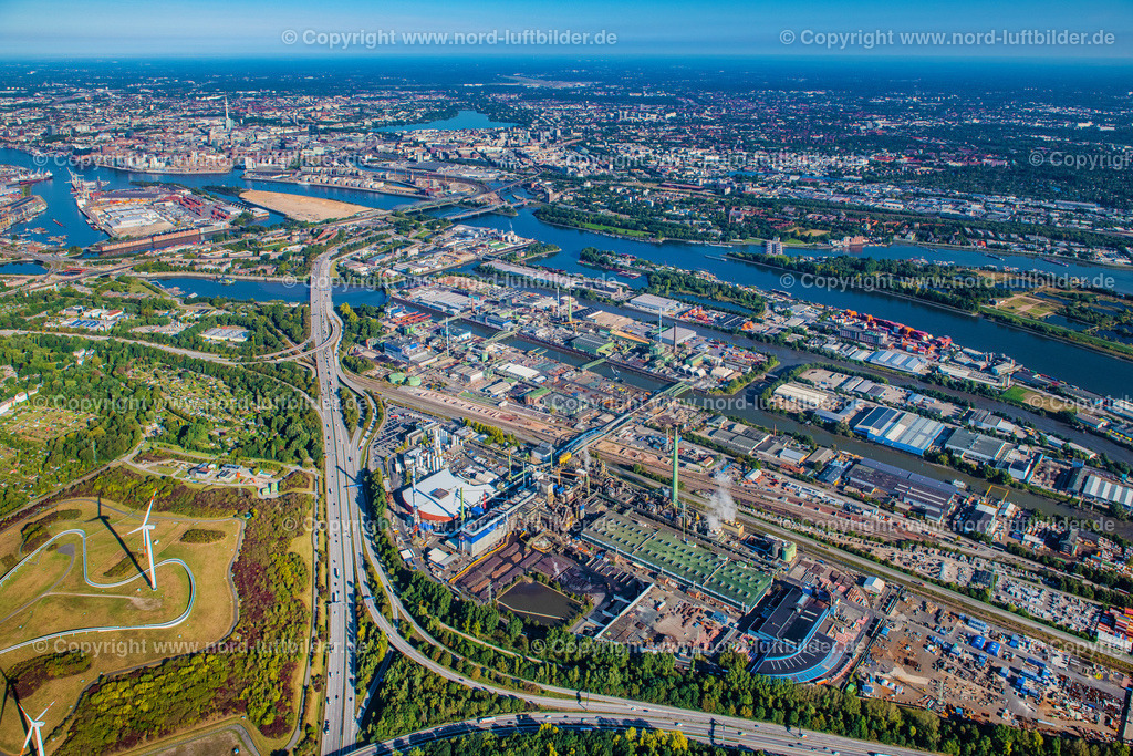 Hamburg_Peute_Gewerbegebiet_ELS_3803220922 | HAMBURG 22.09.2022 Industrie- und Gewerbegebiet an der Peutestraße - Hovestraße - Müggenburger Hauptdeich entlang des Flussverlaufs der Norderelbe im Ortsteil Veddel in Hamburg, Deutschland. // Industrial and commercial area on Peutestrasse - Hovestrasse - Mueggenburger Hauptdeich in the district Veddel in Hamburg, Germany. Foto: Martin Elsen