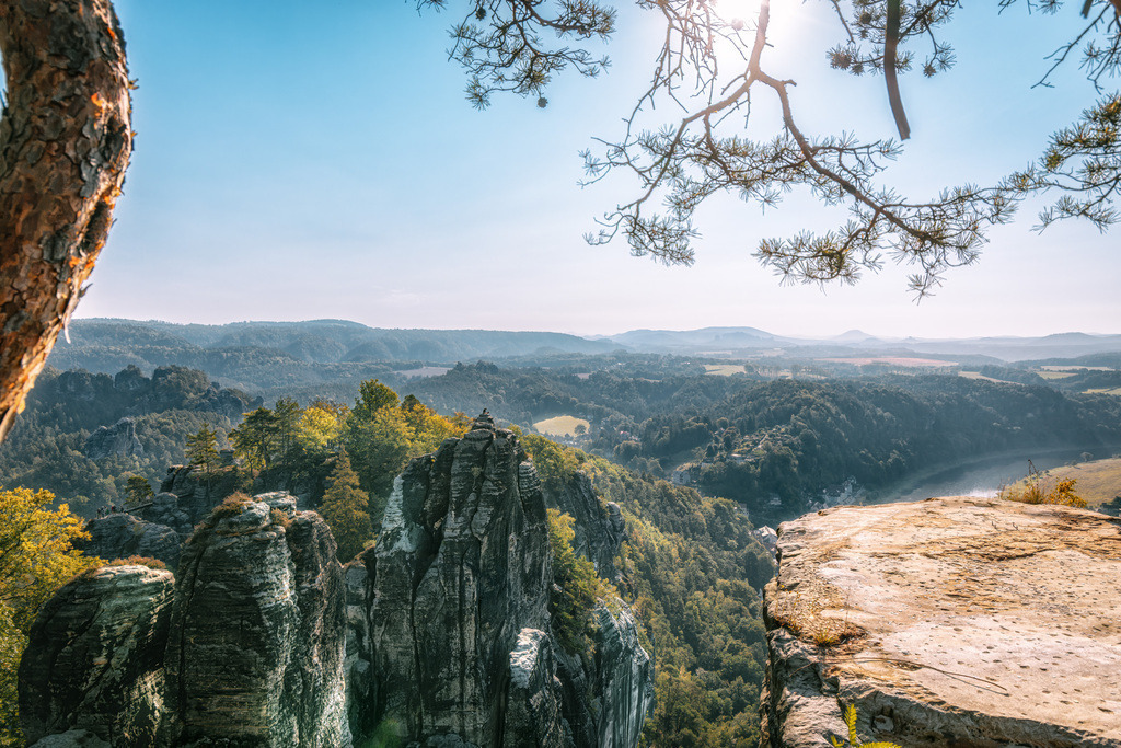 _Y9A0121-Bearbeitet | Dieses Bild zeigt die beeindruckenden Sandsteinfelsen im Nationalpark Sächsische Schweiz, einer Region im Elbsandsteingebirge.Die Gegend ist bekannt für ihre bizarren Felsformationen und spektakulären Ausblicke, ähnlich wie amerikanische Canyons.Die Bastei ist eine der berühmtesten Felsformationen in diesem Gebiet, gelegen in der Nähe von Dresden und Rathen.Der 112 Kilometer lange Malerweg führt Wanderer durch diese Landschaft, inspiriert von Künstlern der Romantik - Realisiert mit Pictrs.com