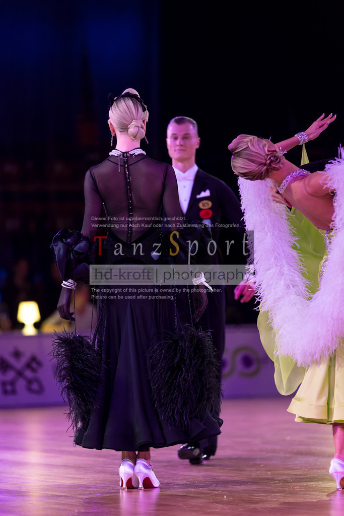 20241215_WDSF_Int_Open_Std-Riga-9042 | Tanzsportbilder, Standardtanz, Lateintanz, WDSF, DTV, LTVB, dancecomp, goc, hessen tanzt, blaues band der spree, walzer, tango, wiener walzer, slowfox, quickstepp, samba, rumba, cha-cha-cha, paso doble. jive, hd-kroft photography, turniertanzsport
