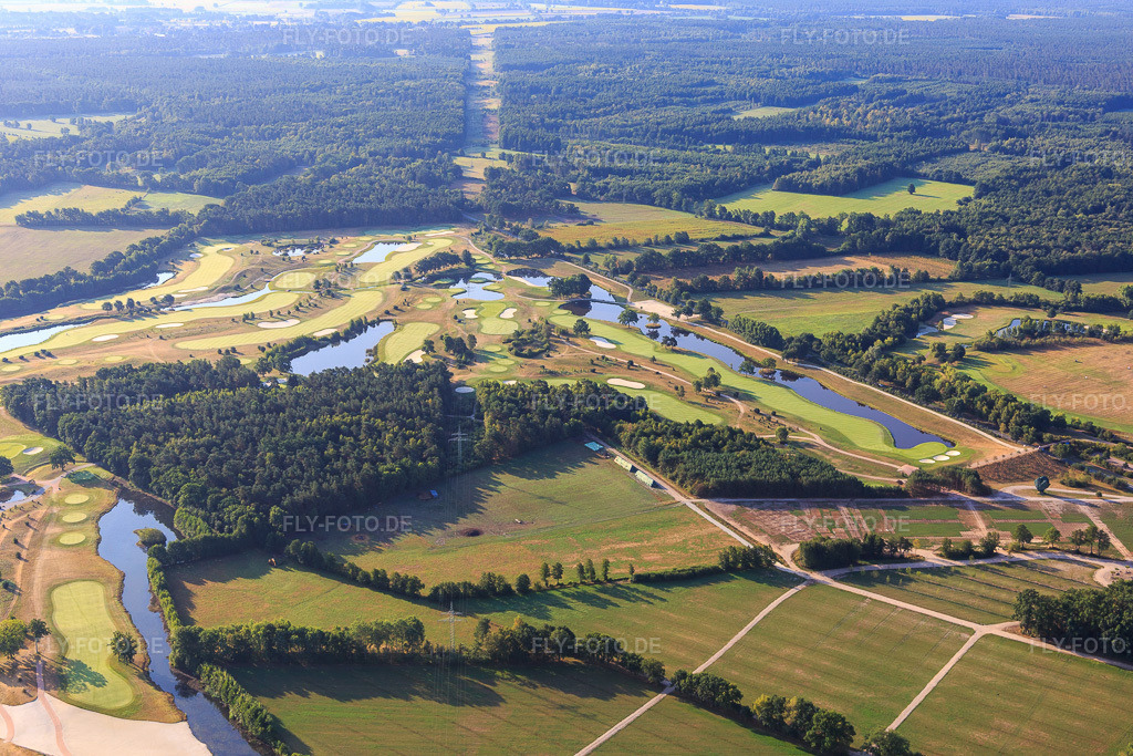 Luftbild: Gelände des Golfplatz Green Eagle Golf Courses (Luhe) im Ortsteil Luhdorf in Winsen im Bundesland Niedersachsen in Deutschland. Foto: IMG_110331.jpg vom 18.08.2018 durch Werner Riehm/FLY-FOTO.de