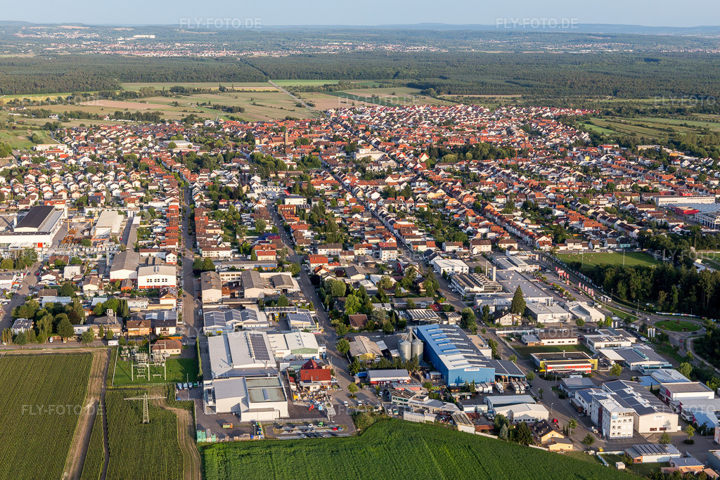 Luftbild: Ortsansicht im Ortsteil Kirrlach in Waghäusel im Bundesland Baden-Württemberg in Deutschland. Foto: IMG_102493.jpg vom 24.08.2017 durch Werner Riehm/FLY-FOTO.de
