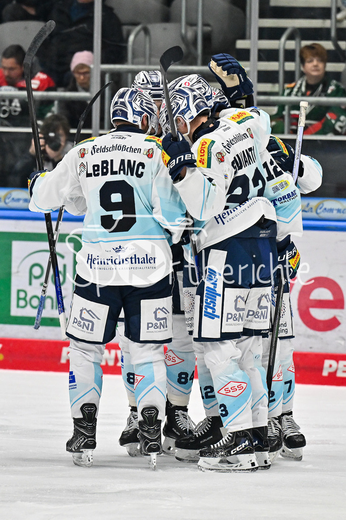 Augsburger Panther - Dresdner Eislöwen | AUGSBURG, GERMANY - 04. DECEMBER: Jubel der Gäste nach dem Treffer zum 1-1 durch Andrew YOGAN (Eislöwen Dresden 12) / Tor / Torschuetze / Freude / Happy / während dem Match zwischen den Augsburger Panthern und den Dresdner Eislöwen am 25 Spieltag der PENNY DEL im Curt Frenzel Stadion