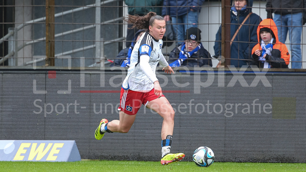 Fussball, 2. Frauen-Bundesliga, SV Meppen - Hamburger SV | v.li.: Larissa Mühlhaus (Hamburger SV, 7) am Ball, Freisteller, Einzelbild, Ganzkörper, Aktion, Action, Spielszene, DIE DFB-RICHTLINIEN UNTERSAGEN JEGLICHE NUTZUNG VON FOTOS ALS SEQUENZBILDER UND/ODER VIDEOÄHNLICHE FOTOSTRECKEN. DFB REGULATIONS PROHIBIT ANY USE OF PHOTOGRAPHS AS IMAGE SEQUENCES AND/OR QUASI-VIDEO.