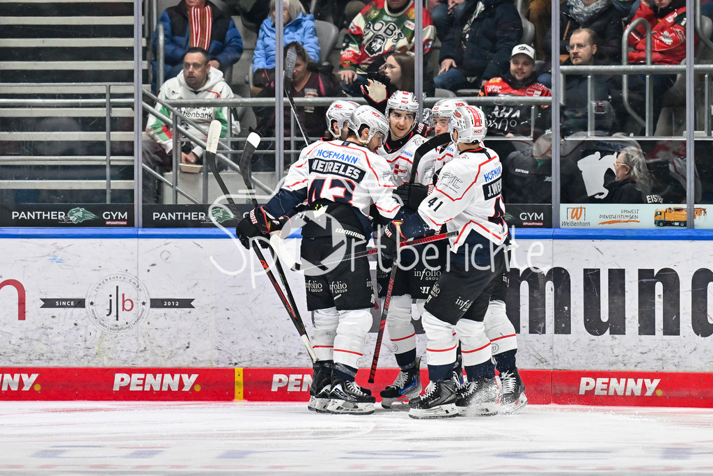 Augsburger Panther - Nürnberg Ice Tigers | AUGSBURG, GERMANY - 28. NOVEMBER: Jubel der Gäaste nach dem Treffer zum 0-3 durch Timo BAKOS (Nürnberg Ice Tigers 22) / Tor / Torschuetze / Freude / Happy / beim Ligaspiel zwischen den Augsburger Panthern und den Nürnberg Ice Tigers am 23. Spieltag der Penny DEL im Curt Frenzel Stadion