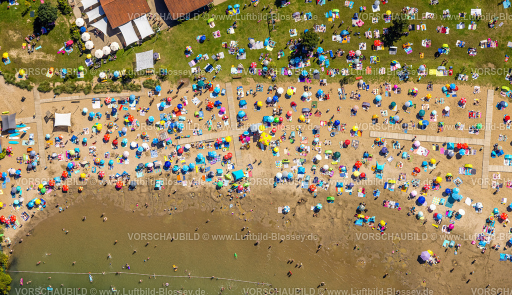 Voerde240802978StrandbadTenderingssee_Freibad | Luftbild, Strandbad Tenderingssee, Freibad am Tender, Sandstrand und Liegewiese mit Badegästen und bunten Sonnenschirmen, spielen und sonnen am Strand, Formen und Farben, Möllen, Voerde, Ruhrgebiet, Nordrhein-Westfalen, Deutschland