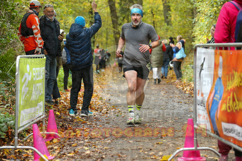 251026_1312_EX1_2838 | Sportfotografie im Rhein-Sieg Kreis, Köln, Bonn, NRW, Rheinland Pfalz, Hessen, etc. Unser Tätigkeitsfeld umfasst den Laufsport vom Volkslauf über den Marathon, Duathlon, Triathon bis zum Ultralauf wie Kölnpfad Ultra oder Schindertrail.