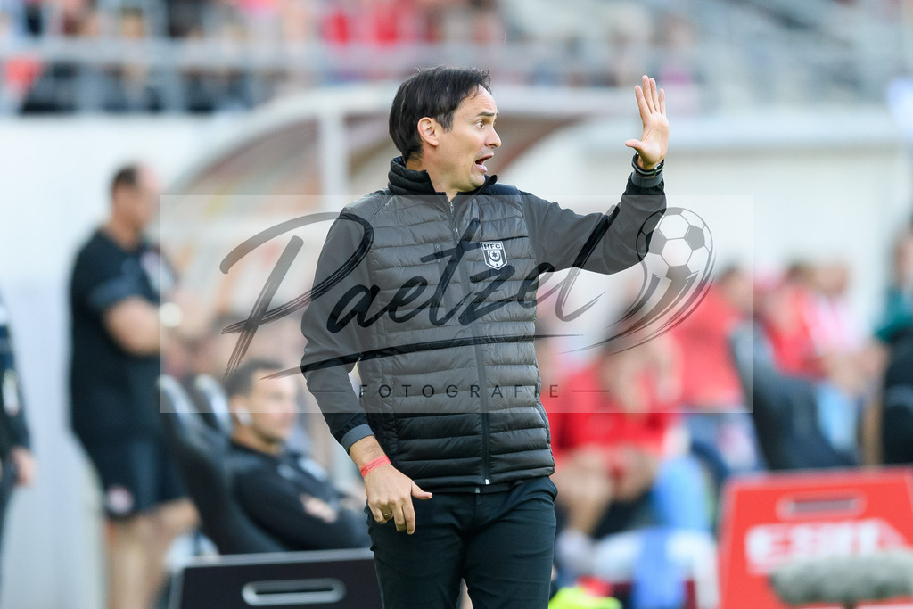 HFCFCK20210824_037 | Fussball, Herren: Trainer Florian Schnorrenberg (Hallescher FC) gestikuliert beim Spiel der 3. Liga zwischen Hallescher FC und 1. FC Kaiserslautern im Leuna-Chemie-Stadion am 24.08.2021 in Halle (Saale), Deutschland. - Realisiert mit Pictrs.com