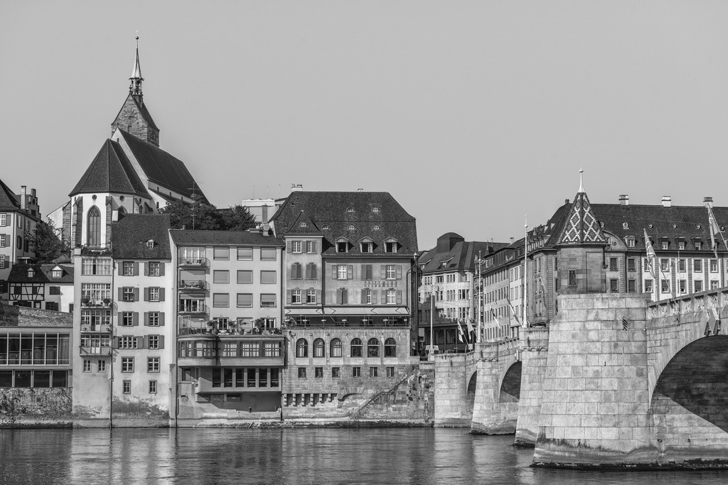 Linkes Rheinufer | Mittlere Rheinbrücke und linkes Rheinufer mit Martinskirche in Basel, Schweiz. - Realisiert mit Pictrs.com