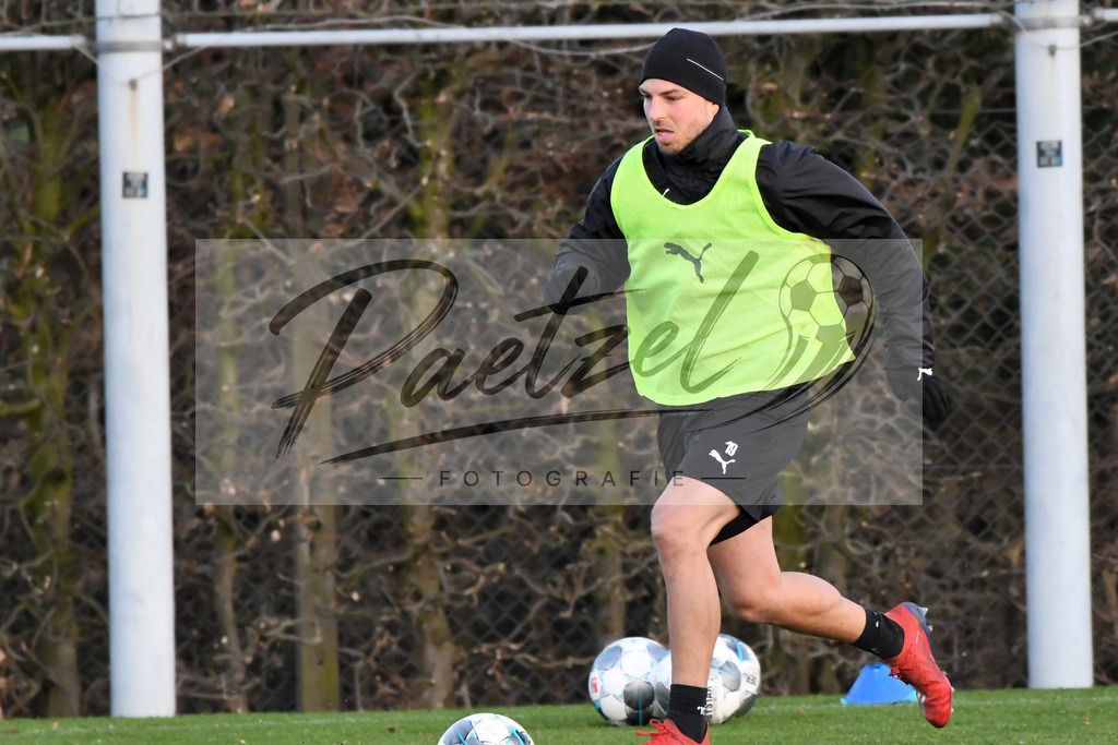 20200121_TRAOSN_0028 | Fußball, Herren: Kevin Wolze (VfL Osnabrück) in Aktion, am Ball, Einzelaktion beim Training des VfL Osnabrück am 21.01.2020 im Sportpark Illoshöhe in Osnabrück, Deutschland.(Foto von Nico Paetzel) - Realisiert mit Pictrs.com