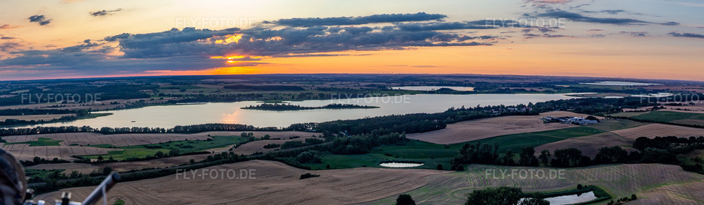 Luftbild: Panorama Oberuckersee im Abendrot aus Südosten in Oberuckersee im Bundesland Brandenburg in Deutschland. Foto: IMG_116364-Pano.jpg vom 17.07.2019 durch Werner Riehm/FLY-FOTO.de – Auflösung des Originals: 10961 x 3189 px