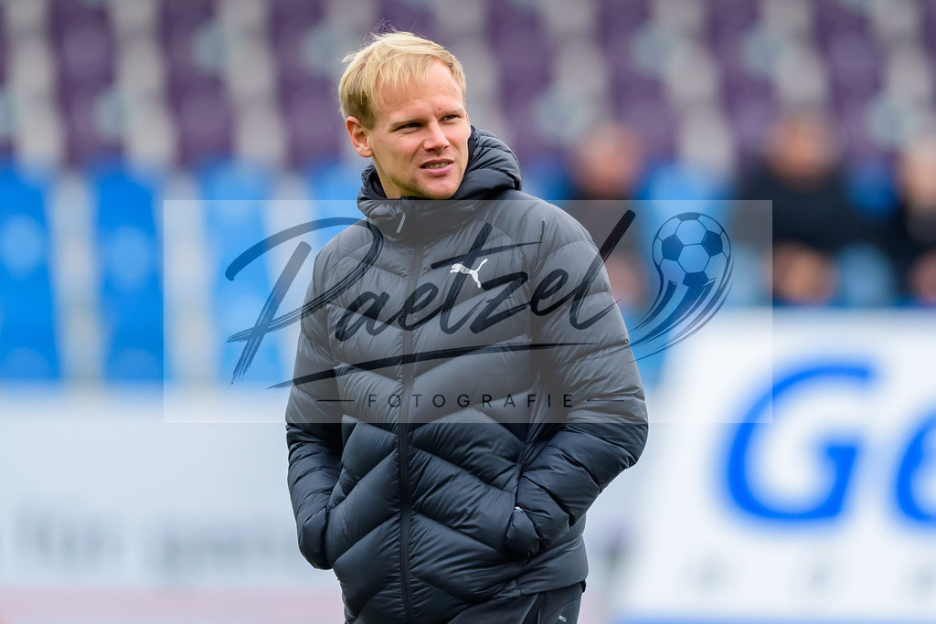 OSNTSV20211106_006 | Fussball, Herren: Soeren Bertram (VfL Osnabrueck) schaut bei dem Spiel der 3. Liga zwischen VfL Osnabrueck und TSV 1860 Muenchen im Stadion an der Bremer Bruecke am 06.11.2021 in Osnanbrueck, Deutschland.DFB / DFL REGULATIONS PROHIBIT ANY USE OF PHOTOGRAPHS AS IMAGE SEQUENCES AND/OR QUASI-VIDEO. - Realisiert mit Pictrs.com