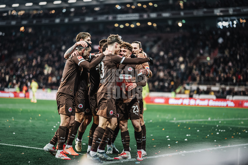 Fußball | Männer | Saison 2024/2025  | Fußball-Bundesliga | 26. Spieltag | FC St. Pauli vs. TSG Hoffenheim | 14.03.2025 | Torjubel FC St. Pauli, vorne links Noah Weißhaupt (#13, FC St. Pauli) vorne rechts Philipp Treu (#23, FC St. Pauli)