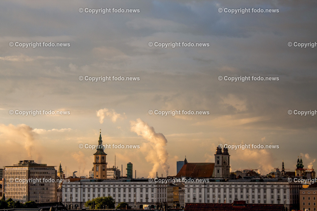 Linz_ Wetter_ Wolken_ 23.07.2025-1 | 23.07.2025, LINZ, AUT, Wetter, im Bild Themenbild, Skyline, Stadt, Wolken, Himmel, Dunkel, Sturm, Unwetter, Wind, Farben, Symbolbild, Feature