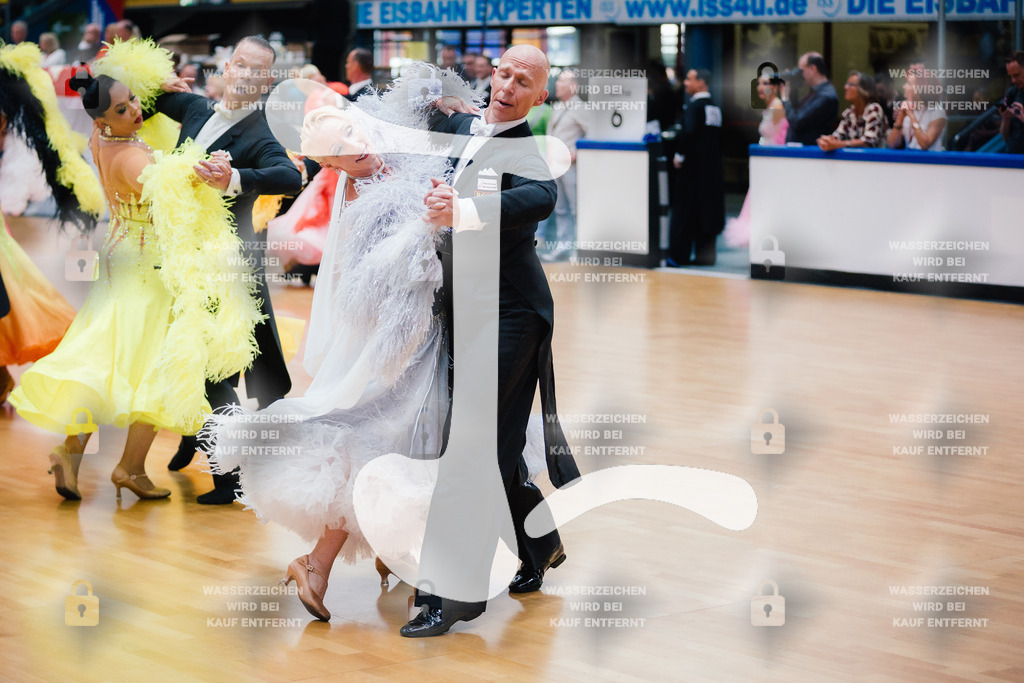 Hessen Tanzt WDSF Open Senior III Standard 4th (332) Thomas Schmidt _ Susanne Schmidt (Schwarz-Rot-Club Wetzlar)-2025-05-17-9924 | Webshop for digital downloads and prints of dance sport, event & show photographer Julian Link - Realisiert mit Pictrs.com