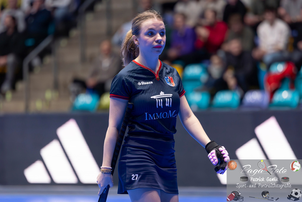 Volvo E.R.B. Final 4 Halbfinale Frauen: Der Club an der Alster - Berlienr HC, 25.01.2025 | Philine Drumm (Berliner HC #27), Freisteller, Portrait, Porträt, Der Club an der Alster - Berlienr HC, Frankfurt, Süwag Arena, 25.1.2025 - Realisiert mit Pictrs.com