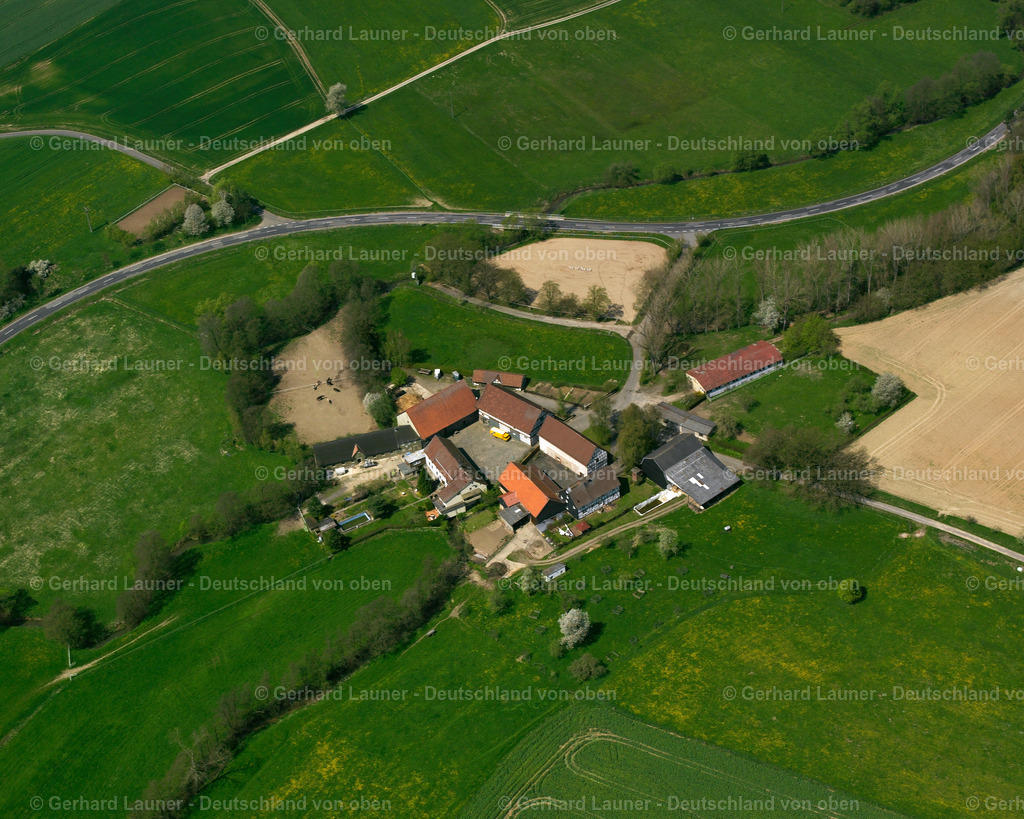 2615045 | ARNSHAIN 07.06.2006 Gehöft und Bauernhof- Nebengebäude am Rand von landwirtschaftlich genutzten Feldern  in Arnshain im Bundesland Hessen, Deutschland // Homestead and farm outbuildings on the edge of agricultural fields  in Arnshain in the state Hesse, Germany Foto: Gerhard Launer