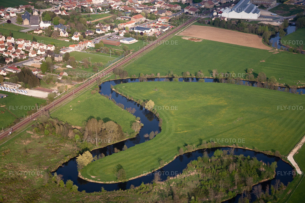 Luftbild: Schleifen des Fluß Chiers in Blagny im Bundesland Ardennes in Frankreich. Foto: IMG_39794.jpg vom 16.04.2011 durch Werner Riehm/FLY-FOTO.de