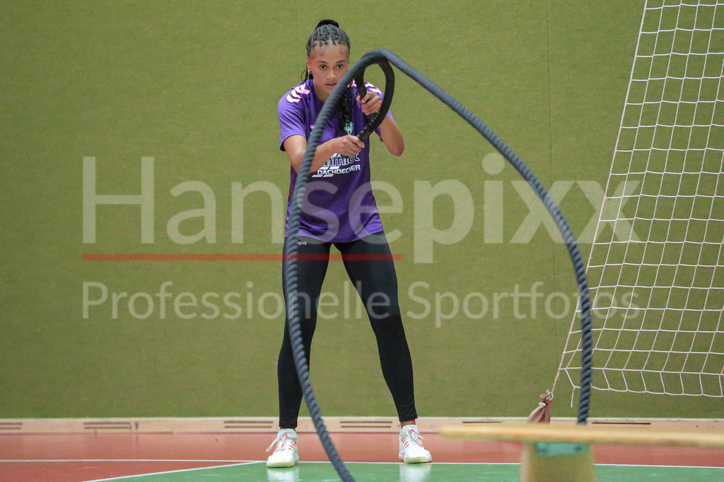 Handball, 2. Bundesliga Frauen, Training SV Werder Bremen | v.li.: Naomi Conze (SV Werder Bremen, 5) bei einer Übung, Trainingsübung