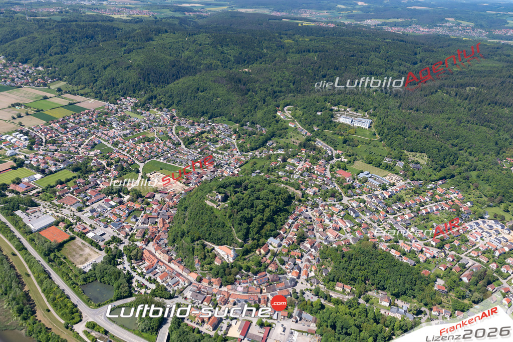 Das Luftbild der Stadt Donaustauf wurde 2021 vom Flugzeug heraus erstellt (keine Drohne) Aufnahmehöhe ca.450 Meter- hohe Bildauflösung und Druck-Qualität garantiert!