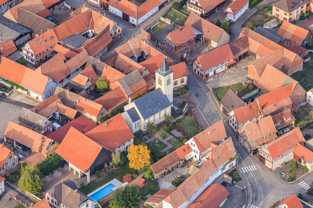 Aerial view: Church in Engwiller in the state Bas-Rhin, France. – Photo: IMG_53627.jpg taken on 09/30/2012 by Werner Riehm/FLY-FOTO.com – Resolution of the original: 4752 x 3168 px