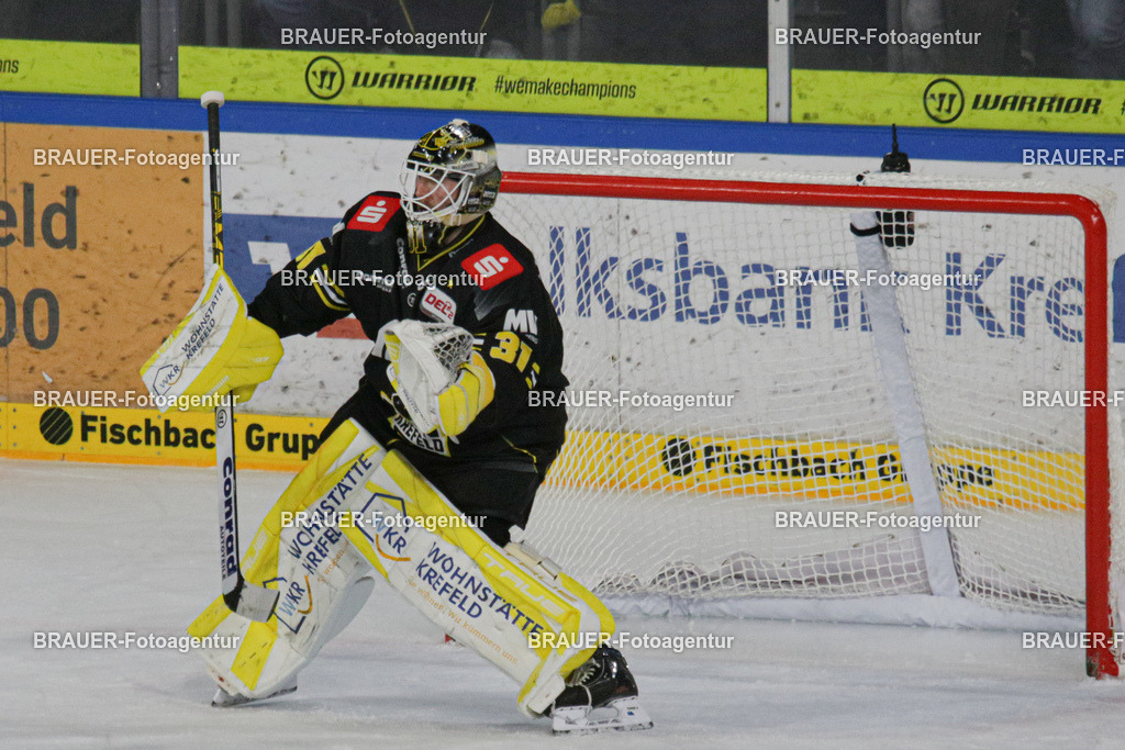 4_KEVRAV_20251125_0009 | Krefeld, Deutschland, 25.11.2025: Torwart Felix Bick (Krefeld Pinguine) in Aktion während des DEL2-Spiels zwischen Krefeld Pinguine - Eisbären Regensburg am 25.11.2025 in der Yayla-Arena in Krefeld, Deutschland. (Foto: Ralph Görtz / Brauer-Fotoagentur)