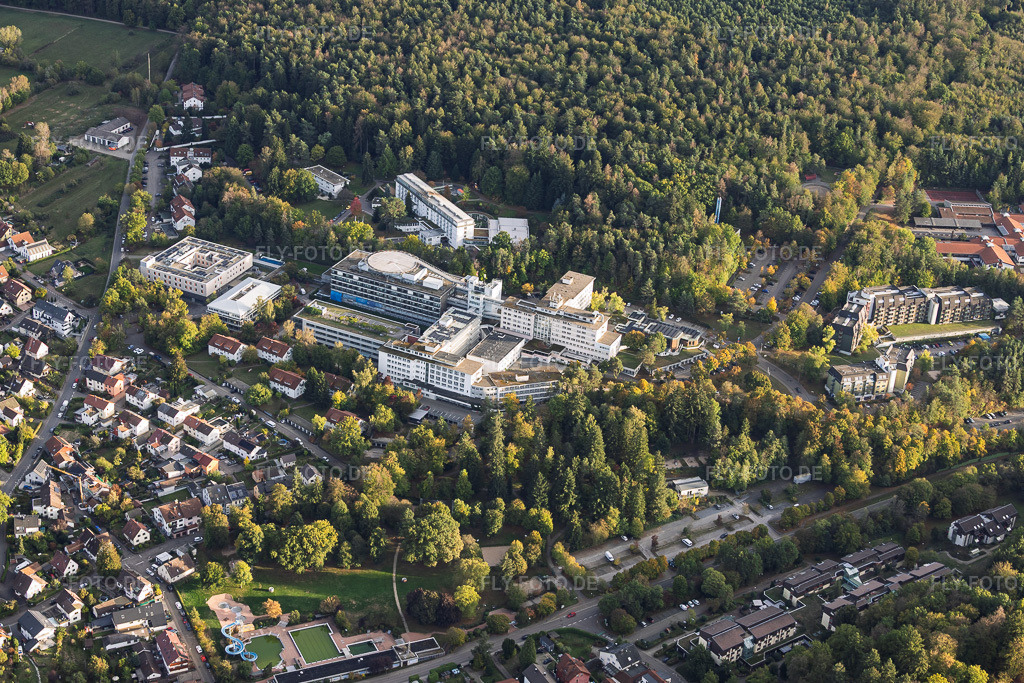 Luftbild: SRH Klinikum Karslbad-Langensteinbach aus Nordwesten im Ortsteil Langensteinbach in Karlsbad im Bundesland Baden-Württemberg in Deutschland. – Foto: IMG_160024.jpg vom 16.10.2026 durch Werner Riehm/FLY-FOTO.de – Auflösung des Originals: 5440 x 3627 px