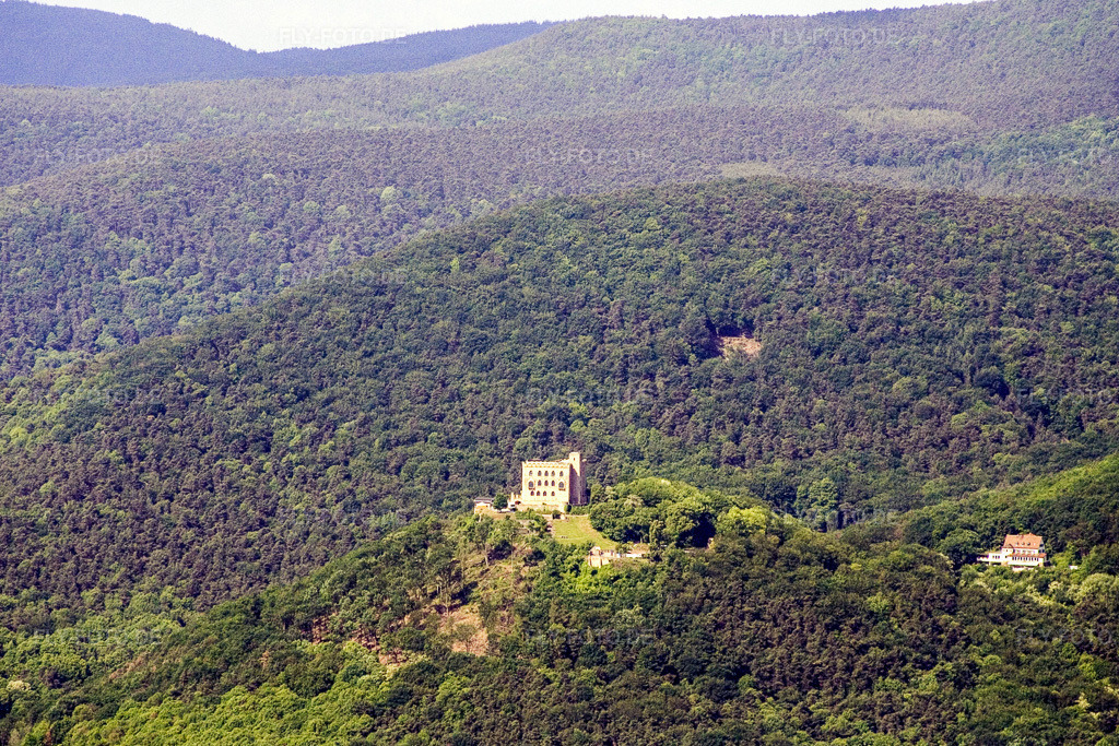 Luftbild: Hambacher Schloss im Ortsteil Hambach an der Weinstraße in Neustadt im Bundesland Rheinland-Pfalz in Deutschland. Foto: IMG_2167.jpg vom 03.06.2006 durch Werner Riehm/FLY-FOTO.de