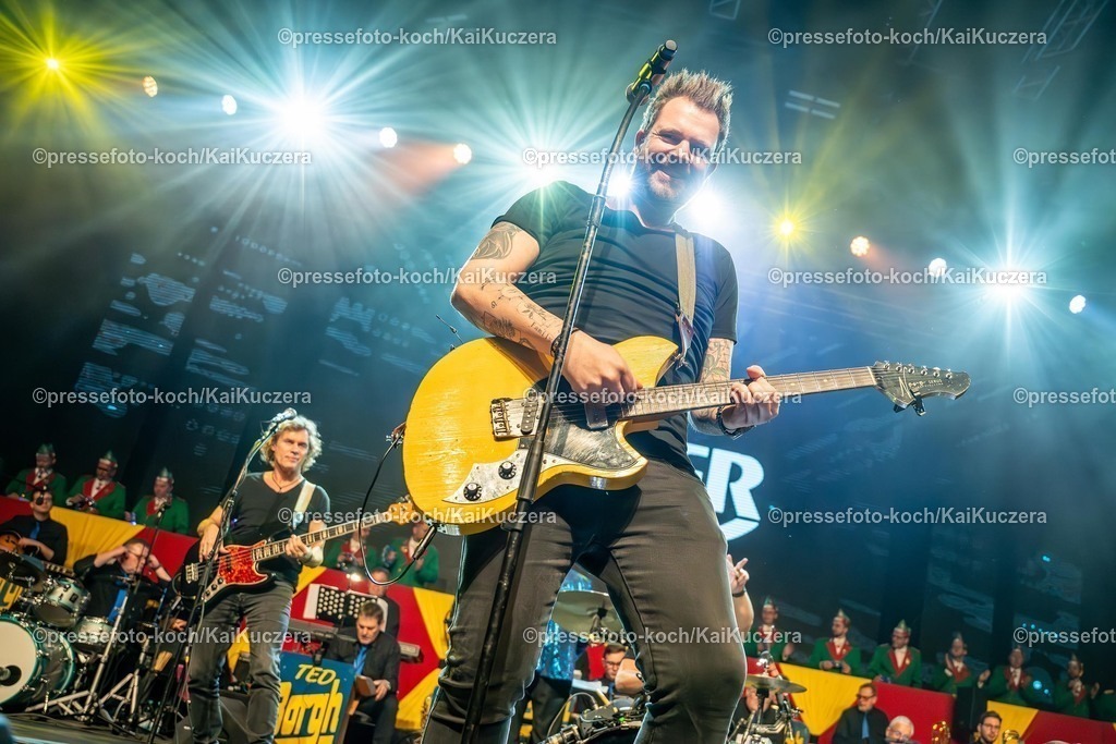 KKU25012501161 | 25.01.2025, xkkux, Düsseldorf, Karnevalsveranstaltung - Die Lachende in der Mitsubishi Electric HALLE. Die Band PAVEIER performt bei ihrem Auftritt. Im Bild Sven Welter
