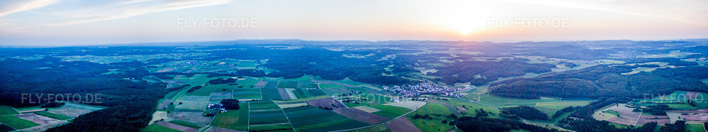 Luftbild: Panorama Perspektive bei Sonnenuntergang der landwirtschaftlichen Feldern und Nutzflächen im Ortsteil Ehestetten in Hayingen im Bundesland Baden-Württemberg in Deutschland. Foto: IMG_67046-Bearbeitet.jpg vom 07.06.2014 durch Werner Riehm/FLY-FOTO.deAuflösung des Originals: 15912 x 2987 px