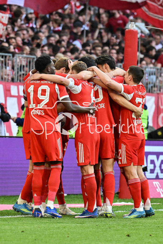 FC Bayern München - VfB Stuttgart | MUNICH, GERMANY - 19. APRIL: Bayern celebrating the goal to makes 4-1 / Tor / Torschuetze / Freude / Happy - Harry KANE (FC Bayern Munich 9) during the Bundesliga Match between FC Bayern Munich vs. VfB Stuttgart at Matchday 30 at Allianz Arena / DFL REGULATIONS PROHIBIT ANY USE OF PHOTOGRAPHS AS IMAGE SEQUENCES AND/OR QUASI-VIDEO