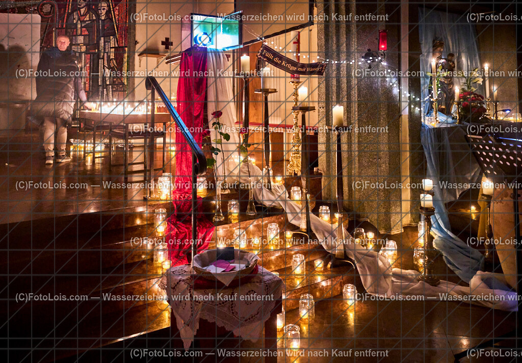 ALP8697_Nacht der tausend Lichter_beim Altar | (C)FotoLois.com, Alois Spandl. 'Nacht der 1000 Lichter' in der Pfarrkirche Wieselburg, Do 31. Oktober 2024.
