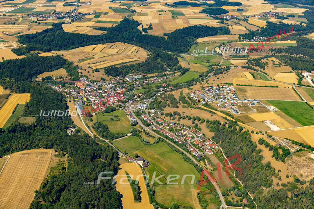 Aktuelles Luftbild von  Titting - Die Luftaufnahme wurde 2022 mittels UL-Flugzeug erstellt ( keine Drohne ) - hochauflösende Kamera-Systeme von  Canon -Beste Qualität - Für grossformatige Ausdrucke geeignet. Die Geschenkidee !