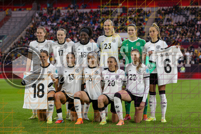Deutschland vs Frankreich - Halbfinale - UEFA Women's Nations League | Düsseldorf, Deutschland, 24.10.25:   Teamfoto der deutschen Nationalmannschaft mit Trikots von Giovanna Hoffmann und Lena Oberdorfhintere Reihe von links: Sjoeke Nüsken ( Deutschland ), Franziska Kett ( Deutschland ), Nicole Anyomi ( Deutschland ), Camilla Küver ( Deutschland ), Stina Johannes ( Deutschland ), Giulia Gwinn ( Deutschland )vordere Reihe von Links: Klara Bühl ( Deutschland ), Carlotta Wamser ( Deutschland ), Kathrin Hendrich ( Deutschland ), Elisa Senß ( Deutschland ), Jule Brand ( Deutschland ) waehrend des Halbfinals der UEFA Women's Nations League zwischen Deutschland vs Frankreich in der Merkur-Spiel-Arena(Foto von Brauer-Fotoagentur / Adrian Schlueter)