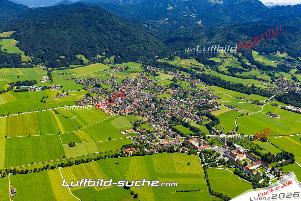 Aktuelles Luftbild von  Benediktbeuern - Die Luftaufnahme wurde 2022 mittels UL-Flugzeug erstellt ( keine Drohne ) - hochauflösende Kamera-Systeme von  Canon -Beste Qualität - Für grossformatige Ausdrucke geeignet. Die Geschenkidee !