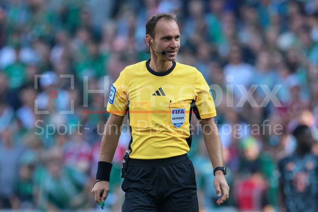 Fussball, Bundesliga, SV Werder Bremen - FC Bayern München | v.li.: Schiedsrichter Bastian Dankert, Portrait, Nahaufnahme, Einzelfoto, Einzelbild, DIE DFL-RICHTLINIEN UNTERSAGEN JEGLICHE NUTZUNG VON FOTOS ALS SEQUENZBILDER UND/ODER VIDEOÄHNLICHE FOTOSTRECKEN. DFL REGULATIONS PROHIBIT ANY USE OF PHOTOGRAPHS AS IMAGE SEQUENCES AND/OR QUASI-VIDEO.